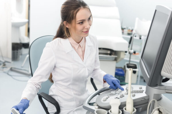 Diagnostyka proktologiczna bez zwlekania: wywiad i badanie w intymnych warunkach wyjaśniają objawy, a krew w stolcu lub ból to alarm.
